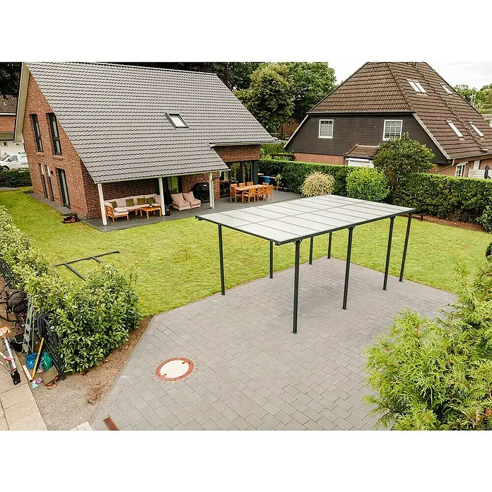 DWS Outdoor Carport Premium L - Außenmaß inkl. Dachüberstand (B x T): 3,31 x 5,41 m, Anthrazit, Carport geeignet für: PKWs - Dunkelgraues Carport mit lichtdurchlässigem Dach, über einer gepflasterten Fläche im Garten.