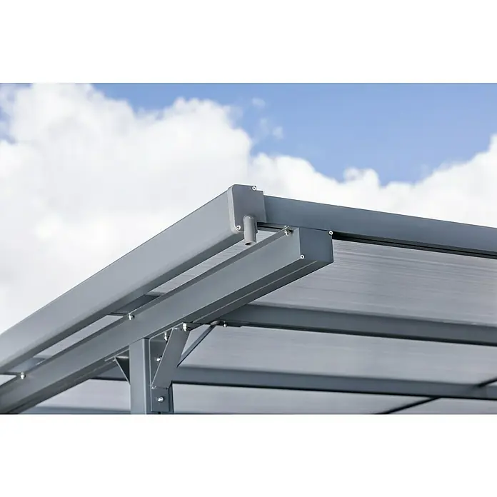 DWS Outdoor Carport Premium L - Außenmaß inkl. Dachüberstand (B x T): 3,31 x 5,41 m, Anthrazit, Carport geeignet für: PKWs - Nahaufnahme einer grauen Metallrahmenkonstruktion mit durchscheinenden Dachpaneelen, Ecke vor blauem Himmel mit Wolken.