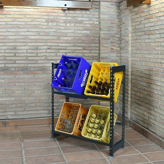 Simonrack Simonbottle Getränkekistenregal Bottleclick - H x B x T: 100 x 80 x 30 cm, Traglast Einlegeboden: 100 kg, Anzahl Böden: 2 Stk., Stecken, Anthrazit - Gestell mit Getränkekisten in verschiedenen Farben und mit verschiedenen Getränken gefüllt. Perfekt für die Aufbewahrung von Flaschen.