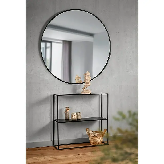 Rahmenspiegel Mira - Durchmesser: 110 cm, Schwarz, Metall - Elegantes Interieur mit einem runden Spiegel über einer schwarzen Konsole, dekoriert mit Skulpturen und dekorativen Elementen, die eine stilvolle Atmosphäre schaffen.