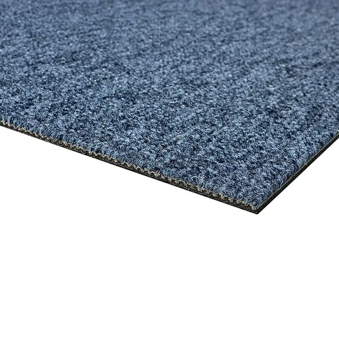Teppichfliese Solid - Schlinge, 100 % Polyamid SDN, Blau - Detailaufnahme einer blauen Teppichfliese mit texturierter Oberfläche und dunkler Unterseite, ideal für Büros oder Wohnräume.