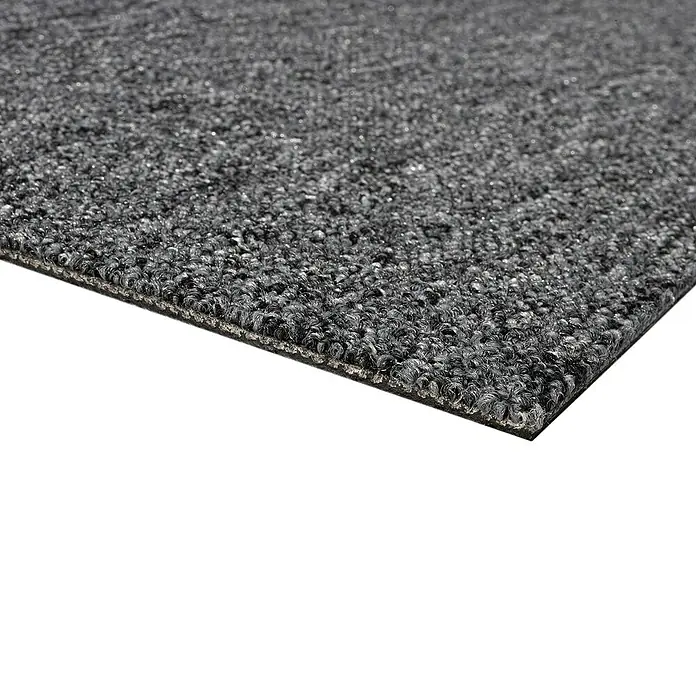 Teppichfliese Solid - Schlinge, 100 % Polyamid SDN, Grau - Detailaufnahme eines grauen Teppichs. Die Textur des Teppichs ist gut erkennbar und erzeugt ein Gefühl von Komfort und Wärme.