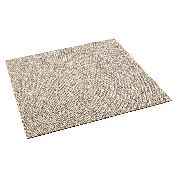 Teppichfliese Solid - Schlinge, 100 % Polyamid SDN, Beige - Nahaufnahme einer quadratischen Teppichfliese mit beiger Oberfläche und niedrigem Flor vor schwarzem Hintergrund.
