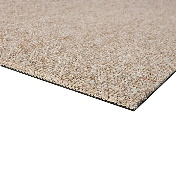 Teppichfliese Solid - Schlinge, 100 % Polyamid SDN, Beige - Nahaufnahme einer beigen Fußmatte mit schwarzer Unterseite, ideal für den Innenbereich, um Schmutz abzufangen und Böden sauber zu halten.