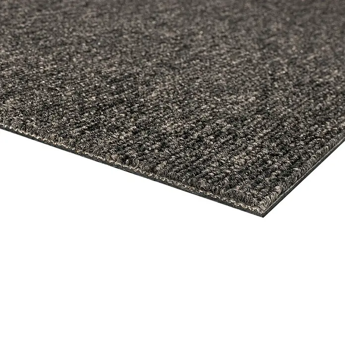 Teppichfliese Solid - Schlinge, 100 % Polyamid SDN, Dunkelbraun - Nahaufnahme einer grauen Teppichmatte mit dunkler Unterlage. Der Teppich hat eine feine, strukturierte Oberfläche.