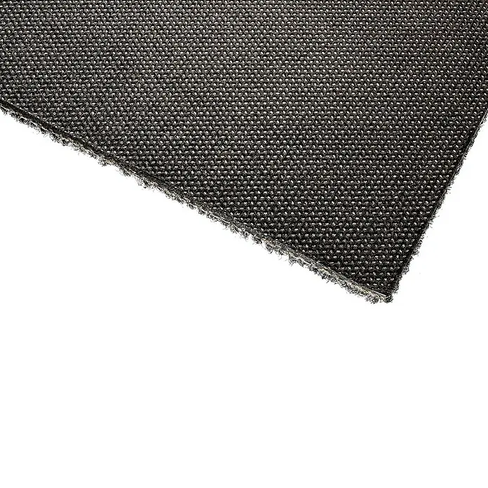 Teppichfliese Vienna - Schlinge, 100 % Polypropylen, Grau Gestreift - Nahaufnahme eines Stücks dunklen Stoffes mit sichtbarer Textur. Das Material ist dicht gewebt und liegt auf einem weißen Untergrund.