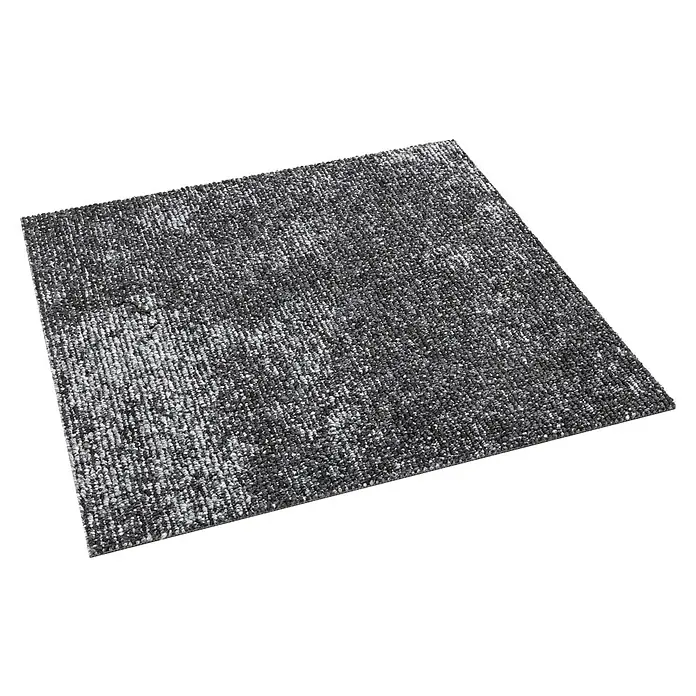 Teppichfliese Realise - Schlinge, 100 % Polypropylen, Metal - Nahaufnahme einer grauen Teppichfliese mit unregelmäßiger Textur. Die Fliese ist quadratisch und liegt auf einem neutralen Untergrund.