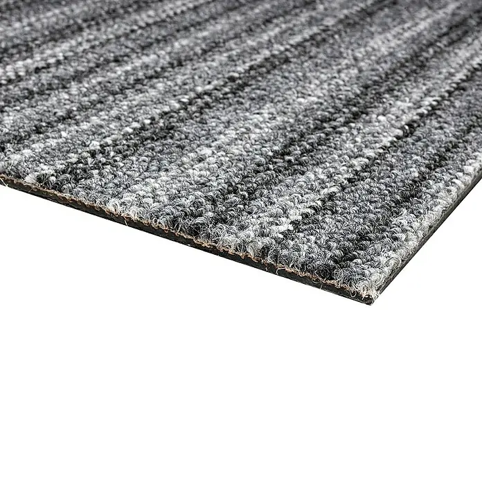 Teppichfliese Vienna - Schlinge, 100 % Polypropylen, Grau Gestreift - Nahaufnahme einer grauen Teppichfliese mit Streifenmuster. Ideal für Büro- und Wohnräume, bietet diese Fliese Komfort und Stil.