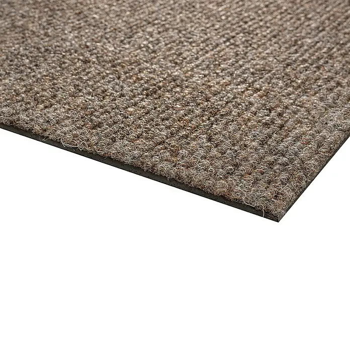 Teppichfliese Sprinter - Nadelfilz, 80 % Polypropylen, 20 % recyceltes PET, Schokobraun - Detailaufnahme einer braunen Schmutzfangmatte mit gerippter Textur und schwarzer Gummibasis für den Innenbereich.