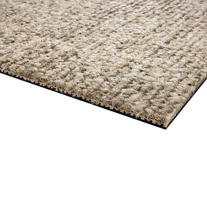 Teppichfliese Explore - Schlinge, 100 % Polypropylen, Sand - Nahaufnahme einer beigen Fußmatte mit schwarzer Rückseite, die sich ideal für den Innenbereich eignet und Schmutz effektiv abfängt.