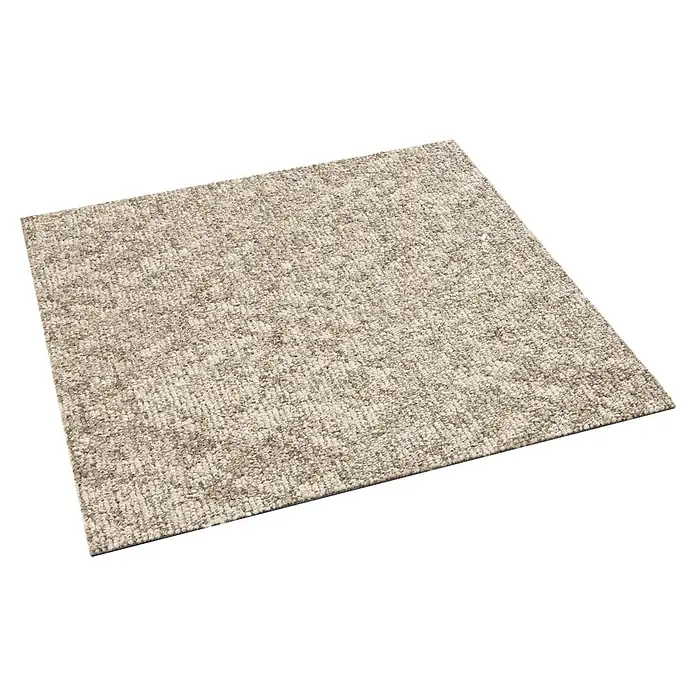 Teppichfliese Realise - Schlinge, 100 % Polypropylen, Sand - Nahaufnahme einer beigen Teppichfliese mit unregelmäßiger Textur und schattenwerfendem Licht. Die Fliese liegt auf einer dunklen Oberfläche.