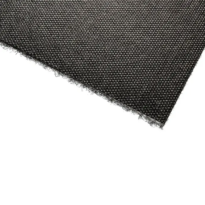 Teppichfliese Sprinter - Nadelfilz, 80 % Polypropylen, 20 % recyceltes PET, Hellgrau - Dunkler, texturierter Mesh-Stoff mit sichtbaren Löchern und ausgefransten Kanten.
