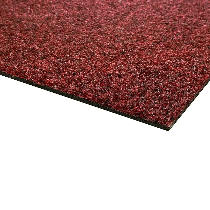 Teppichfliese Rally - Nadelfilz, 100 % Polypropylen, Rot - Nahaufnahme einer roten, strukturierten Teppichfliese mit dunkler Unterlage, ideal für den Gewerbebereich.