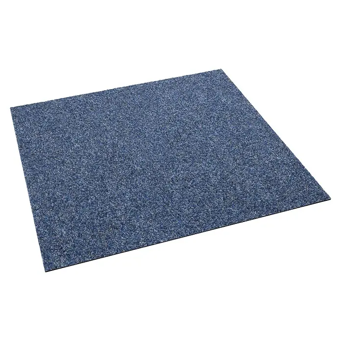 Teppichfliese Rally - Nadelfilz, 100 % Polypropylen, Jeansblau - Nahaufnahme einer blauen Teppichfliese mit feiner Textur. Ideal für Büro oder Wohnraum.