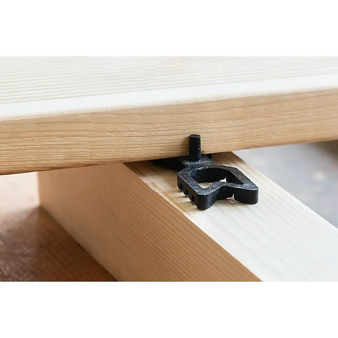 Fast Distanz-Abstandshalter - Passend für: Terrassendielen, Schwarz - Nahaufnahme einer schwarzen Terrassenklammer, die zwei helle Holzstücke miteinander verbindet.