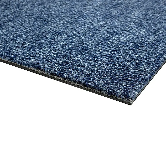 Teppichfliese Vienna - Schlinge, 100 % Polypropylen, Blau - Eine blaue Fußmatte mit einer rauen, texturierten Oberfläche und einer schwarzen Gummibasis, die für den Innenbereich geeignet ist.