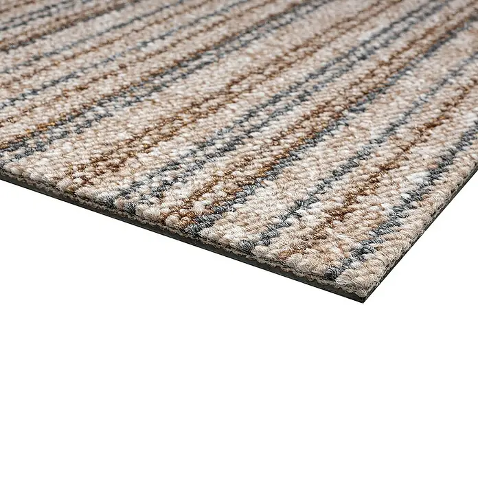 Teppichfliese Vienna - Schlinge, 100 % Polypropylen, Braun Gestreift - Detailansicht einer gestreiften Fußmatte in Beige-, Braun- und Grautönen mit schwarzer Unterseite.