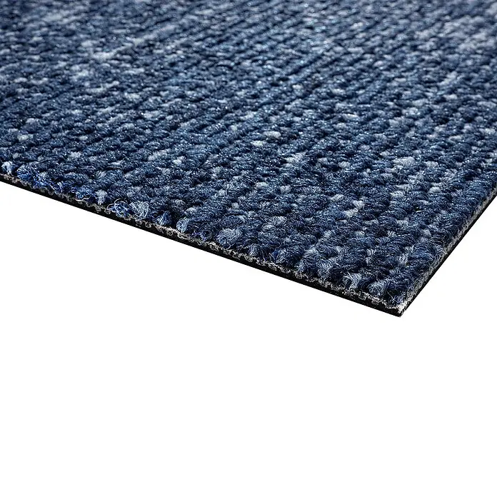 Teppichfliese Explore - Schlinge, 100 % Polypropylen, Navy - Nahaufnahme einer blauen Teppichfliese mit melierter Textur und schwarzer Unterseite. Ideal für Büro- oder Wohnräume.