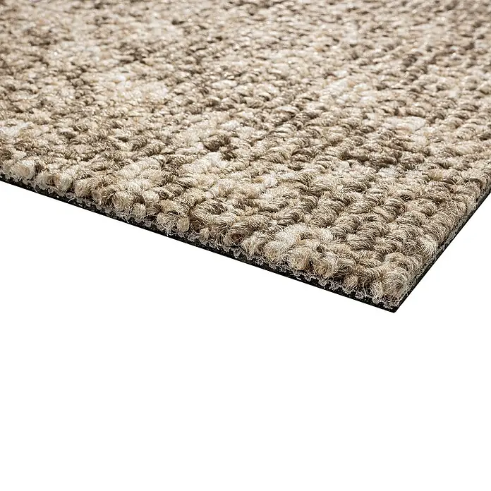 Teppichfliese Realise - Schlinge, 100 % Polypropylen, Sand - Nahaufnahme einer beigefarbenen, getufteten Schmutzfangmatte mit schwarzem Rand. Ideal für den Eingangsbereich, um Schmutz zu entfernen.