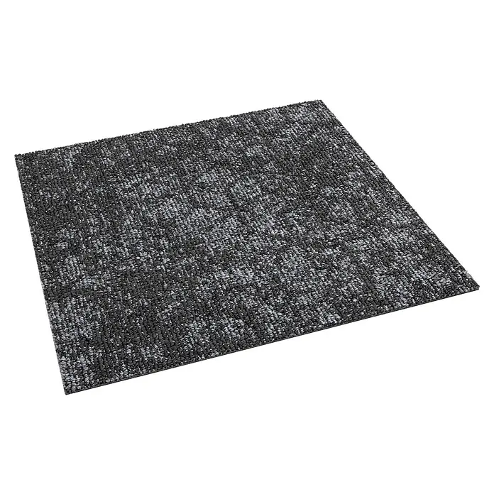 Teppichfliese Realise - Schlinge, 100 % Polypropylen, Onyx - Draufsicht einer rechteckigen, anthrazitfarbenen Teppichfliese mit melierter Textur auf einem schwarzen Hintergrund, die sich ideal für Büros eignet.