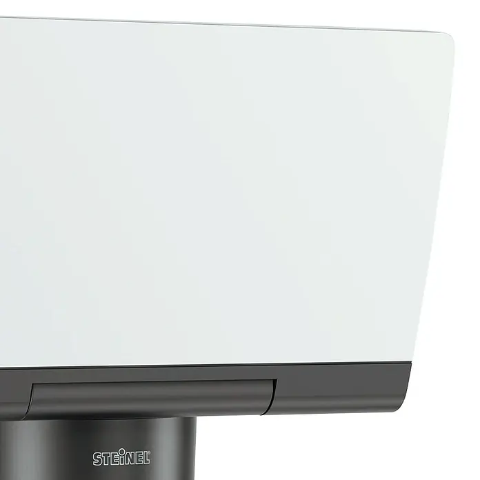 Steinel LED-Sensor-Strahler XLED home 2 S graphit - 13,7 W, L x B x H: 161 x 180 x 218 mm, Graphit, IP44 - Nahaufnahme einer modernen Steinel-Lampe mit weißem Lampenschirm und anthrazitfarbenem Gehäuse, die durch ihr schlichtes Design besticht.