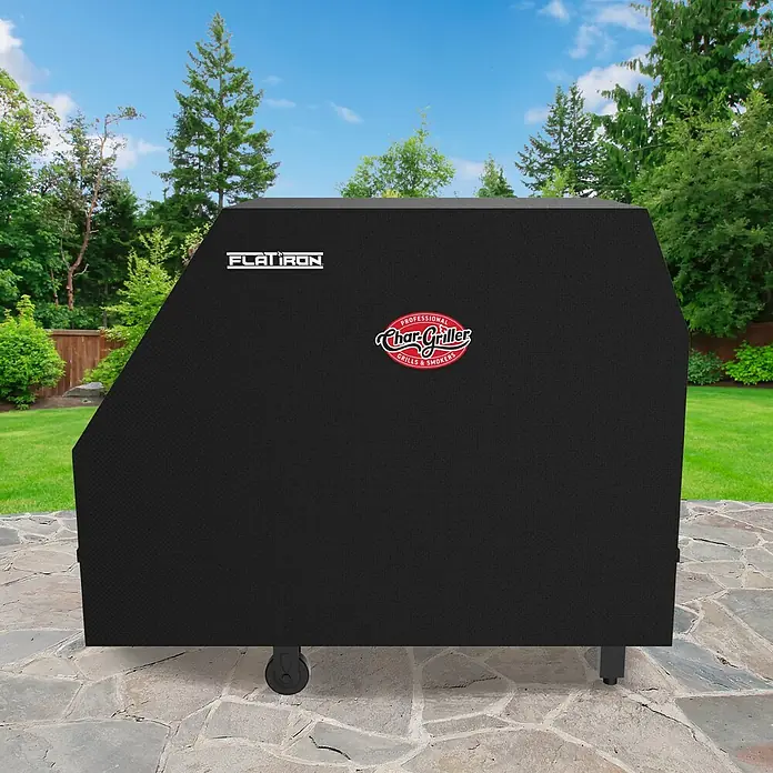 Char-Griller Grill-Schutzhülle - Passend für: Flat Iron 3-Burner Gas Griddle - Schwarze Char-Griller Flat Iron Grillabdeckung auf einer Terrasse.