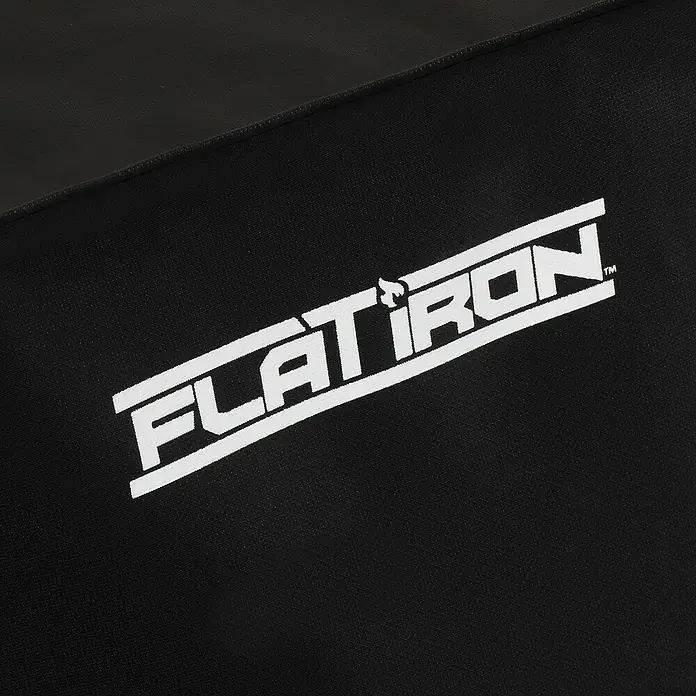 Char-Griller Grill-Schutzhülle - Passend für: Flat Iron Premium Gas Griddle - Schwarzer Stoff mit weißem „FLAT IRON“-Logo und kleinem Flammen-Design über dem „I“.