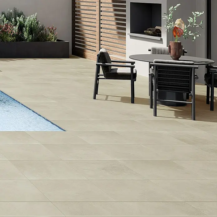 Art-Tec by Palazzo Terrassenfliese60 x 60 x 2 cm, Offwhite, Matt - Ein stilvoller Außenbereich mit beigen Terrassenfliesen, die eine moderne und einladende Atmosphäre schaffen.