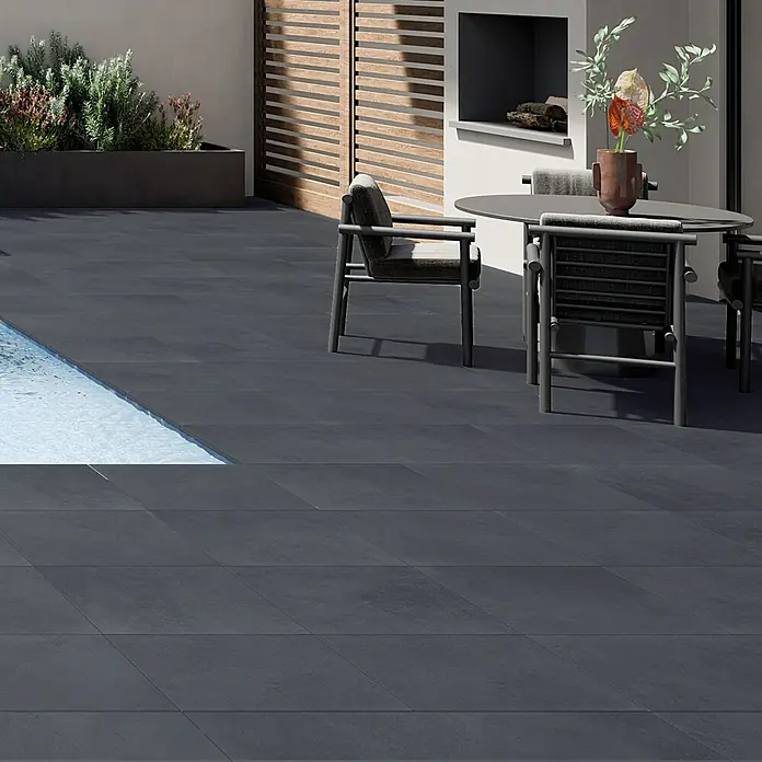 Art-Tec by Palazzo Terrassenfliese - 60 x 60 x 2 cm, Onyx, Matt - Elegante dunkle Terrassenfliesen umrahmen einen Esstisch im Freien und schaffen eine moderne, stilvolle Atmosphäre.