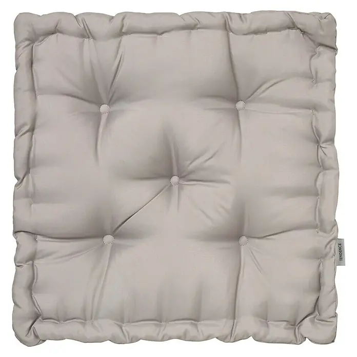Cojín para suelo capitone water resist - 45 x 45 cm, Taupe - Primer plano de un cojín de asiento cuadrado, gris claro, con botones y bordes acolchados.