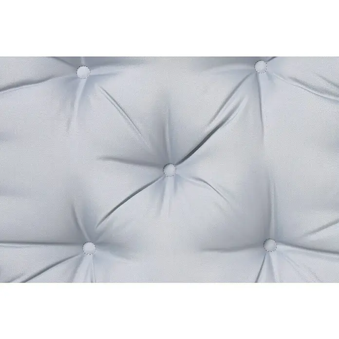 Cojín para suelo capitone water resist - 45 x 45 cm, Gris - Primer plano de una tapicería de tela de color gris claro con botones, que muestra una textura lujosa y elegante.