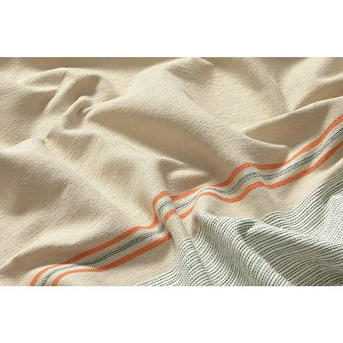 Manta para sofá Terracota - Textil, Terracota - Primer plano de una toalla beige con rayas naranjas y grises, destacando su textura suave y diseño atractivo, ideal para baño.