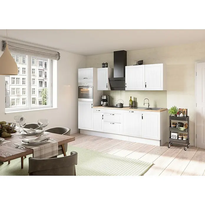 Optifit Küchenzeile Juna 969 - Typ 1 - Breite: 270 cm, Landhaus Weiß, Mit Elektrogeräten - Helle Küche mit weißen Schränken und einer Essecke mit Holztisch und grauen Stühlen, die eine gemütliche und moderne Atmosphäre schafft.