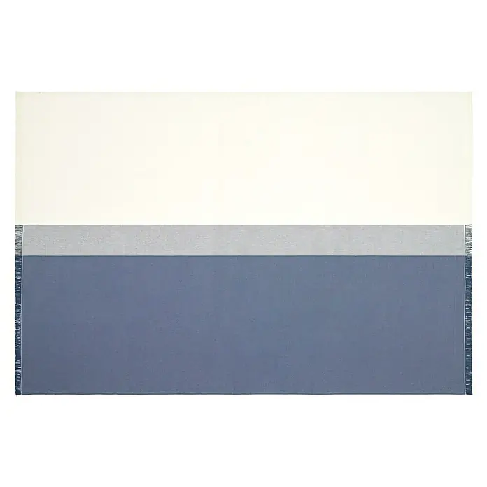 Manta para sofá Raya Centro - Textil, Marino - Una alfombra minimalista con colores blanco, gris y azul con bordes con flecos, que ofrece una estética moderna y elegante.