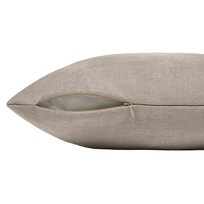 Cojín Chenilla - 45 x 45 cm, Poliéster, Taupe, Cuadrado - Primer plano de un cojín beige con cremallera, perfecto para un sofá o una cama, que ofrece confort y estilo a tu hogar.