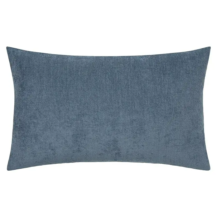 Cojín Chenilla - 30 x 50 cm, Poliéster, Tejano, Rectangular - Primer plano de un cojín decorativo rectangular azul con una textura fina, ideal para acentos de hogar elegantes.