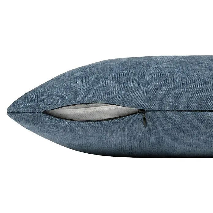 Cojín Chenilla - 30 x 50 cm, Poliéster, Tejano, Rectangular - Primer plano de un cojín de sofá azul con cremallera, ideal para añadir un toque elegante y cómodo a la decoración de tu salón.