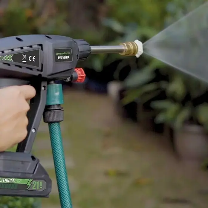 Hidrolimpiadora de alta presión de batería Hydroblast - 9,5 bar, 21 V, Capacidad de bombeo: 210 l/h - Hidrolimpiadora inalámbrica Hammersmith HydroBlast en uso, perfecta para tareas de limpieza en el jardín.