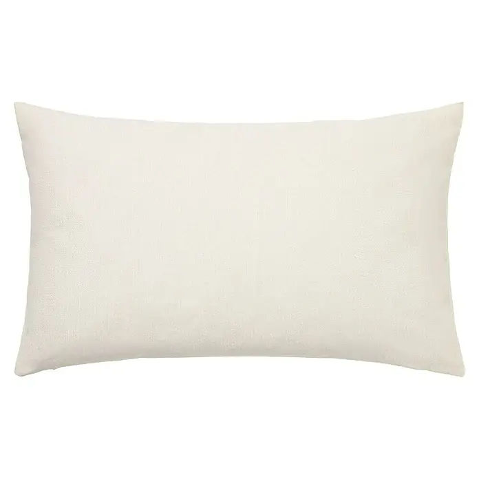 Cojín Chenilla - 30 x 50 cm, Poliéster, Crudo, Rectangular - Primer plano de un cojín cuadrado con una textura color crema, ideal para añadir un toque decorativo a un salón.