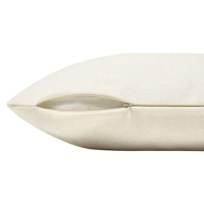 Cojín Chenilla - 45 x 45 cm, Poliéster, Crudo, Cuadrado - Primer plano de un cojín color crema con cremallera visible, ideal para una decoración elegante.