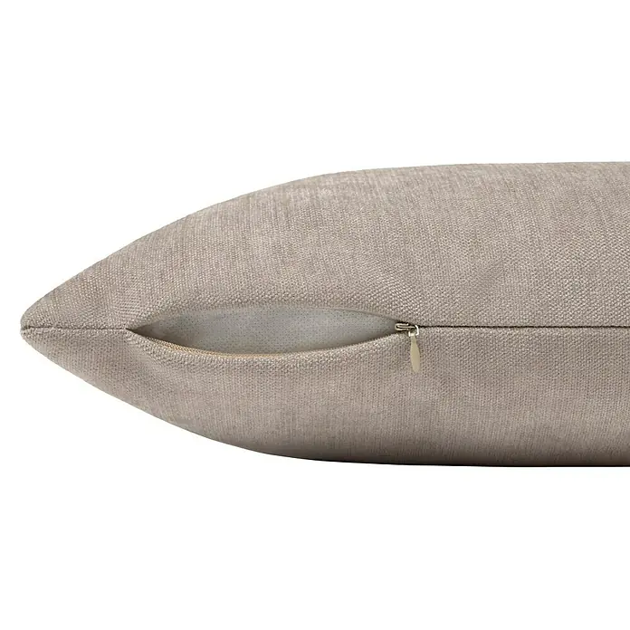 Cojín Chenilla - 30 x 50 cm, Poliéster, Taupe, Rectangular - Detalle de un cojín beige con cremallera, perfecto para añadir decoración y confort a tu espacio habitable.