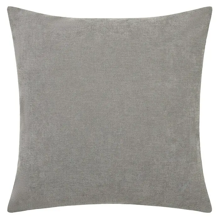 Cojín Chenilla - 45 x 45 cm, Poliéster, Gris, Cuadrado - Primer plano de un cojín decorativo cuadrado de color gris claro con una ligera textura sobre un fondo oscuro.