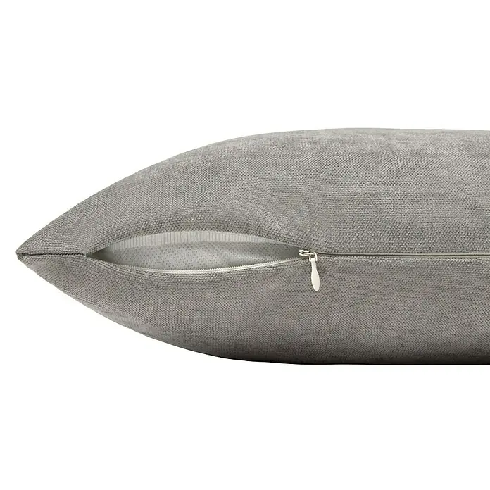 Cojín Chenilla - 45 x 45 cm, Poliéster, Gris, Cuadrado - Primer plano de un cojín decorativo gris con cremallera. Ideal para decorar tu hogar.