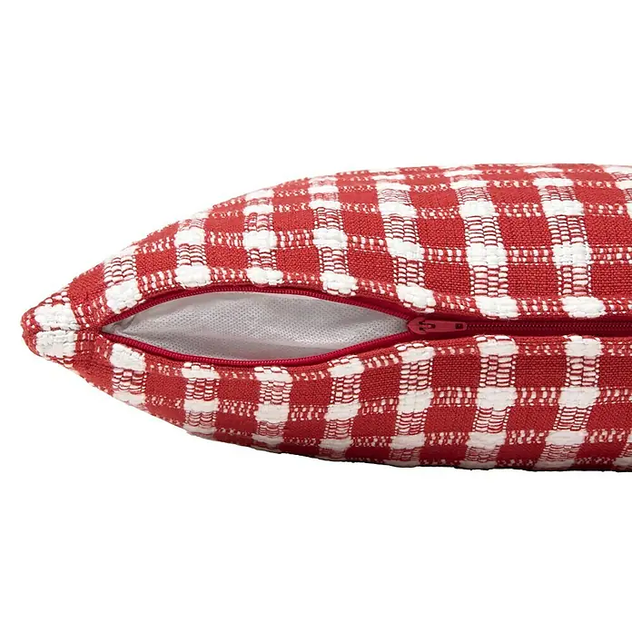 Cojín Cuadro Momoa - 50 x 30 cm, Textil, Rojo, Rectangular - Primer plano de un cojín a cuadros rojo y blanco con una cremallera abierta que revela un interior blanco. La textura del tejido del cojín es claramente visible.
