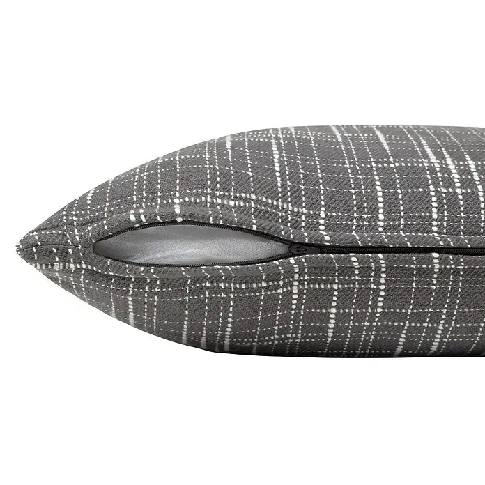 Cojín Cuadro Vibes - 45 x 45 cm, Textil, Acero, Cuadrado - Primer plano de un cojín decorativo cuadrado con un patrón de cuadros gris y una cremallera. ¡Perfecto para dar toques de estilo!