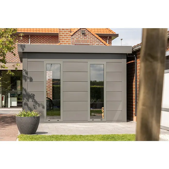 Telluria Pérgola estándar Singolo 4836 con ventanas - Medidas ext. (An x Pr): 508 x 388 cm, Acero, Antracita, Sin set - Cobertizo de jardín gris moderno con dos ventanas, rodeado de vegetación. Diseño exterior elegante.