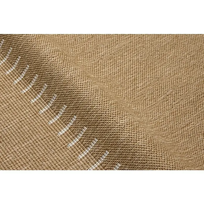Alfombra exterior reversible In/Out Pespunte - Yute, 110 x 60 cm, Polipropileno - Detalle de una alfombra beige con costuras decorativas blancas, resaltando la textura y el diseño del material.