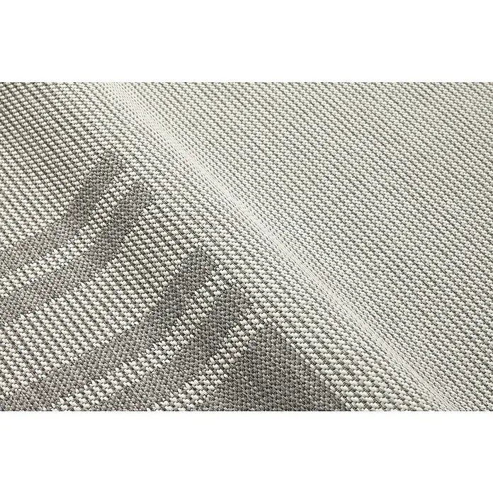 Alfombra exterior In/Out Marco - Gris, 110 x 60 cm, Polipropileno - Primer plano de un tejido gris claro texturizado con un patrón tejido sutil, mostrando un textil de alta calidad para tapicería o decoración del hogar.