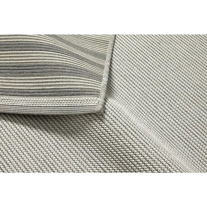 Alfombra exterior In/Out Marco - Gris, 110 x 60 cm, Polipropileno - Primer plano de una alfombra de rayas grises y blancas, que ofrece una estética moderna y minimalista para cualquier habitación.