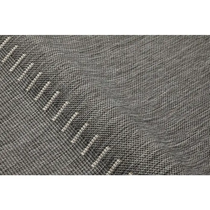 Alfombra exterior reversible In/Out Pespunte - Silver, 230 x 160 cm, Polipropileno - Primer plano de una alfombra gris con un patrón lineal claro, destacando la textura y el diseño de la alfombra.